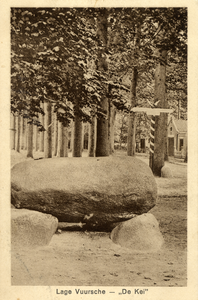 15227 Afbeelding van de zwerfkeien (dolmen) in de Dorpsstraat te Lage Vuursche (gemeente Baarn).